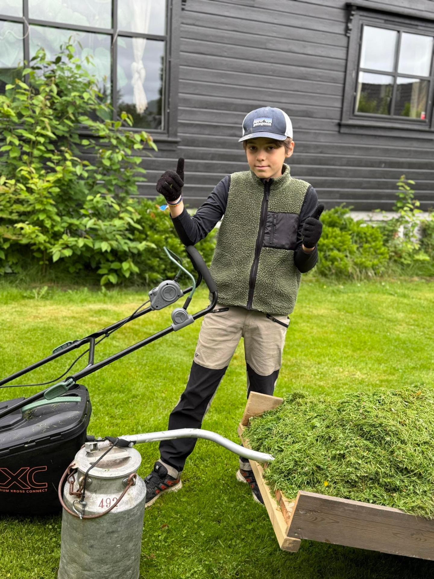Lauritz med sykkelen og gressklipperen
